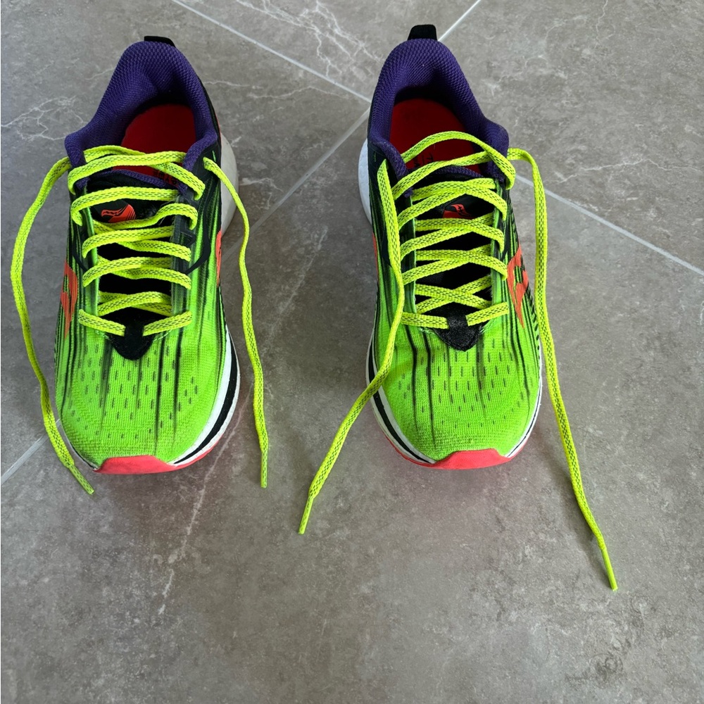 Saucony. Endorphin with speed roll